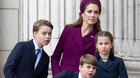 Prinzessin Kate, Prinz George, Prinzessin Charlotte und Prinz Louis schauen sich vom Balkon des Buckingham Palastes die Kunstflugstaffel an. (Foto: picture-alliance / Reportdienste, Photoshot/Stephen Lock) Prinzessin Kate, Prinz George, Prinzessin Charlotte und Prinz Louis schauen sich vom Balkon des Buckingham Palastes die Kunstflugstaffel an.