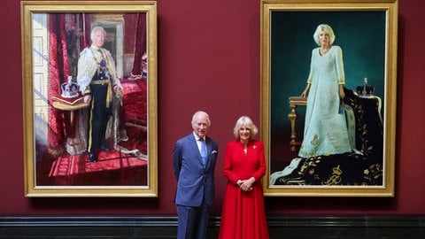 König Charles und Königin Camilla neben ihren Krönungsportraits in der National Gallery in London. (Foto: picture-alliance / Reportdienste, ASSOCIATED PRESS | Chris Jackson) König Charles und Königin Camilla neben ihren Krönungsportraits in der National Gallery in London.