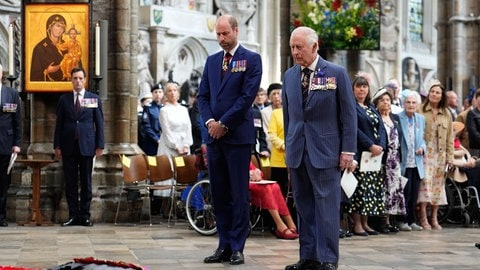 König Charles und Prinz William bei einem Gottesdienst am "Tag des Sieges in Europa". (Foto: picture-alliance / Reportdienste, ASSOCIATED PRESS | Jordan Pettitt) König Charles und Prinz William bei einem Gottesdienst am "Tag des Sieges in Europa".