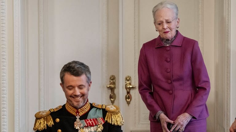 Königin Margrethe II. dankt ab. Frederik X. von Dänemark unterzeichnet seine Krönung. (Foto: IMAGO, IMAGO / Ritzau Scanpix)