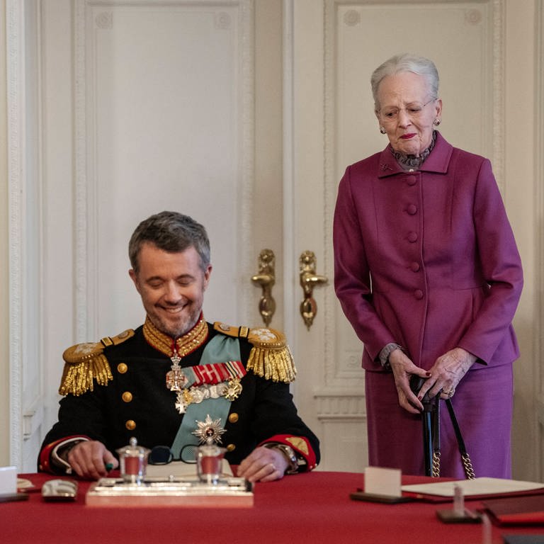 Königin Margrethe II. dankt ab. Frederik X. von Dänemark unterzeichnet seine Krönung. (Foto: IMAGO, IMAGO / Ritzau Scanpix)