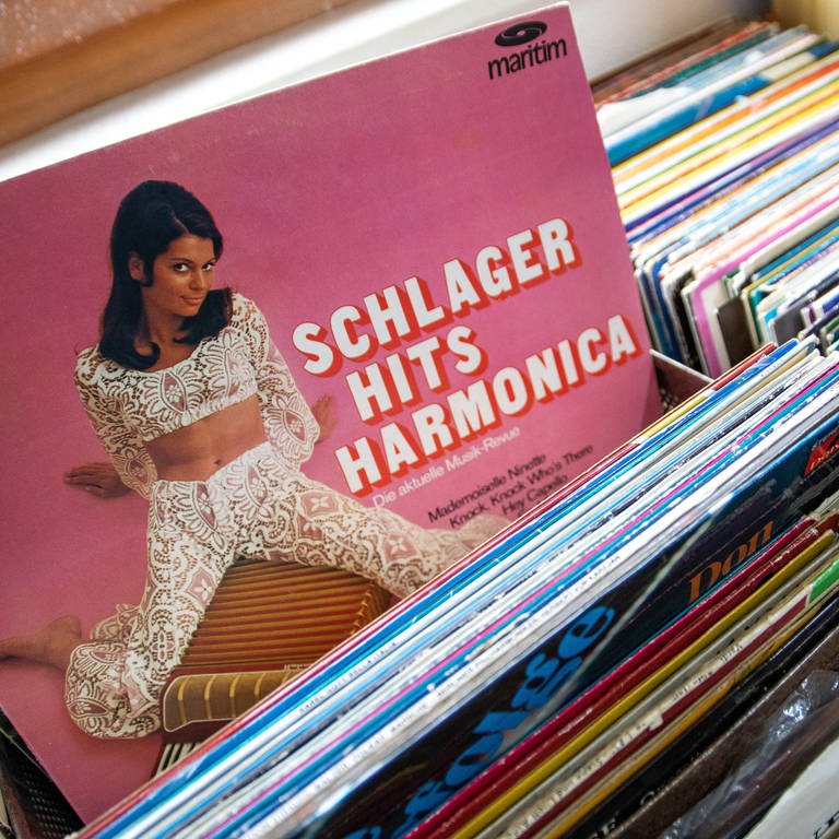 Cover von alten Vinylplatten (Foto: IMAGO, Michael Elchhammer)