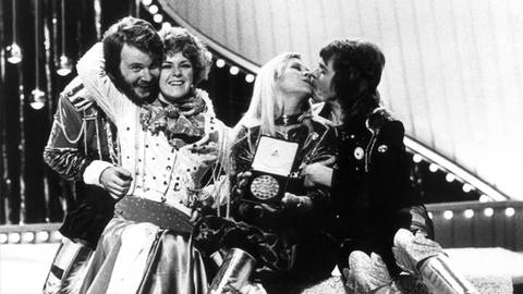 ABBA ("Mamma Mia") bei ihrem Sieg beim ESC (Grand Prix) in Brighton 1974. Bis heute schaut die Band auf eine Geschichte voller Erfolg zurück. (Foto: dpa Bildfunk, picture alliance / UPI/UPI/dpa)