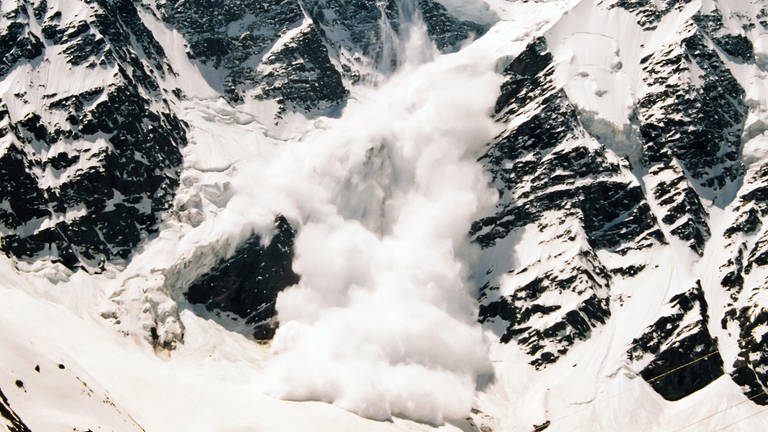 Im Gebirge von einem Berg kommen Schneemassen, eine Lawine, herunter  (Foto: picture-alliance / Reportdienste, Picture Alliance)