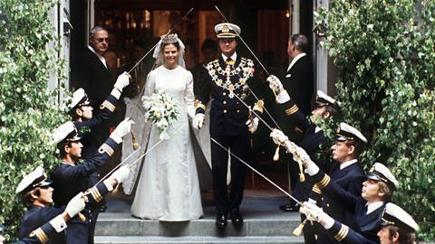 König Carl XVI. Gustaf von Schweden verlässt mit seiner Braut Silvia nach der Trauung die Kirche. (Foto: dpa Bildfunk, Picture Alliance)