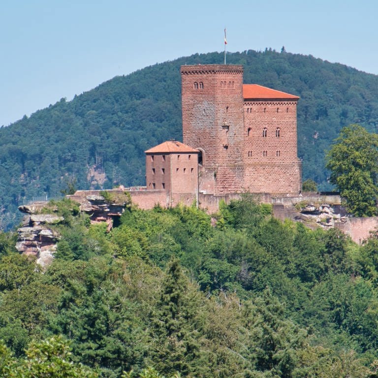 Wandern im Pfälzerwald: Blick auf die Burg Trifels auf dem Rundwanderweg Annweilerer Burgenweg