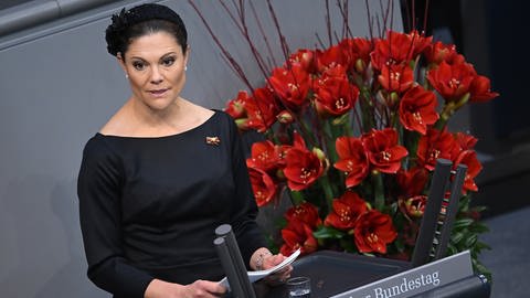 Kronprinzessin Victoria zu Besuch in Berlin: Am Volkstrauertag trifft die schwedische Monarchin den Bundespräsidenten Frank-Walter-Steinmeier und hält eine Rede im deutschen Bundestag. (Foto: picture-alliance / Reportdienste, picture alliance/dpa | Britta Pedersen) Kronprinzessin Victoria zu Besuch in Berlin: Am Volkstrauertag trifft die schwedische Monarchin den Bundespräsidenten Frank-Walter-Steinmeier und hält eine Rede im deutschen Bundestag.