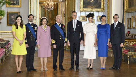 Staatsbesuch in Schweden: Der neue Präsident von Finnland, Alexander Stubb, besucht zusammen mit seiner Frau die schwedische Königsfamilie. Das Präsidentenpaar aus Finnland posiert bei einem Gruppenfoto mit König Carl XVI. Gustaf, Königin Silvia, Kronprinzessin Victoria, Prinz Daniel, Prinz Carl Philip und Prinzessin Sofia im Stockholmer Schloss. (Foto: picture-alliance / Reportdienste, picture alliance/dpa/Lehtikuva | Heikki Saukkomaa)