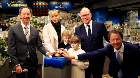 Fürst Albert II. von Monaco und seine Familie stehen mit den Gründern des Miniatur Wunderlandes, Gerrit Braun und Frederik Braun, vor der Kulisse von Mini-Monaco in Hamburg und eröffnen mit einem goldenen Button den neuen Modellabschnitt. (Foto: picture-alliance / Reportdienste, Picture Alliance) Fürst Albert II. von Monaco und seine Familie stehen mit den Gründern des Miniatur Wunderlandes, Gerrit Braun und Frederik Braun, vor der Kulisse von Mini-Monaco in Hamburg und eröffnen mit einem goldenen Button den neuen Modellabschnitt.