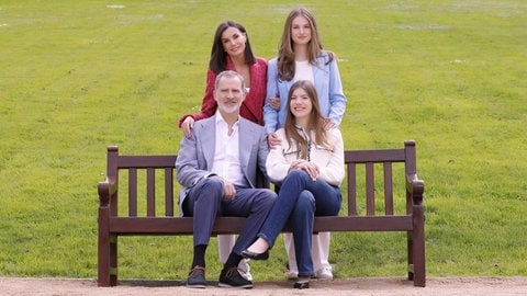 Die Königsfamilie aus Spanien mit König Felipe, Königin Letizia, Kronprinzessin Leonor und Prinzessin Sofia posieren auf einer braunen Holzbank in den Sabatini-Gärten in Madrid in Spanien. (Foto: picture-alliance / Reportdienste, picture alliance / PPE | PPE) Die Königsfamilie aus Spanien mit König Felipe, Königin Letizia, Kronprinzessin Leonor und Prinzessin Sofia posieren auf einer braunen Holzbank in den Sabatini-Gärten in Madrid in Spanien.