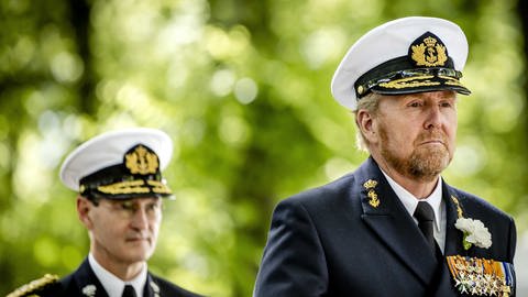 König Willem-Alexander in Uniform bei der Parade zum Veteranentag in Den Haag (Foto: picture-alliance / Reportdienste, picture alliance / ANP | Remko de Waal) König Willem-Alexander in Uniform bei der Parade zum Veteranentag in Den Haag