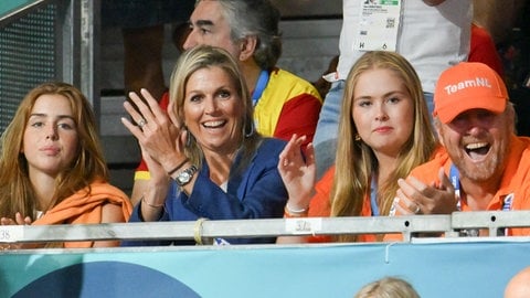 König Willem-Alexander, Königin Máxima und die Töchter, Alexia und Catharina-Amalia, sitzen auf der Bühne und feuern ihre Landsleute beiden Olympischen Spielen 2024 in Paris an. (Foto: picture-alliance / Reportdienste, Picture Alliance) König Willem-Alexander, Königin Máxima und die Töchter, Alexia und Catharina-Amalia, sitzen auf der Bühne und feuern ihre Landsleute beiden Olympischen Spielen 2024 in Paris an.