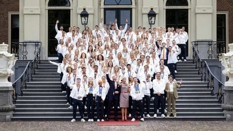 Die Medaillen-Gewinnerinnen und -Gewinner werden von König Willem-Alexander und Königin Máxima empfangen. Das Gruppenfoto findet auf der Treppe vor dem Huis ten Bosch-Palast in Den Haag statt. (Foto: picture-alliance / Reportdienste, picture alliance / ANP | Ramon van Flymen) Die Medaillen-Gewinnerinnen und -Gewinner werden von König Willem-Alexander und Königin Máxima empfangen. Das Gruppenfoto findet auf der Treppe vor dem Huis ten Bosch-Palast in Den Haag statt.