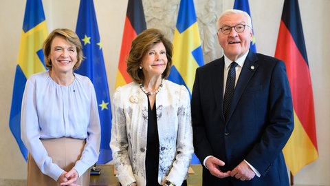 Königin Silvia mit Bundespräsident Frank-Walter Steinmeier und seiner Frau Elke Büdenbender bei einem Pressetermin im Schloss Bellevue in Berlin (Foto: picture-alliance / Reportdienste, picture alliance/dpa | Bernd von Jutrczenka) Königin Silvia mit Bundespräsident Frank-Walter Steinmeier und seiner Frau Elke Büdenbender bei einem Pressetermin im Schloss Bellevue in Berlin