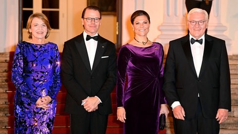 Bundespräsident Frank-Walter Steinmeier, Kronprinzessin Victoria von Schweden, Prinz Daniel und Elke Büdenbender (v.r.n.l.) posieren in Abendrobe für die Kamera. (Foto: picture-alliance / Reportdienste, picture alliance / Geisler-Fotopress | Frederic Kern/Geisler-Fotopress) Bundespräsident Frank-Walter Steinmeier, Kronprinzessin Victoria von Schweden, Prinz Daniel und Elke Büdenbender (v.r.n.l.) posieren in Abendrobe für die Kamera.