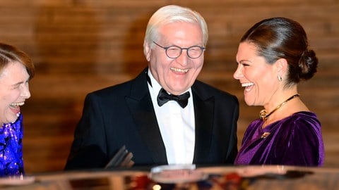 Kronprinzessin Victoria von Schweden und Bundespräsident Frank-Walter Steinmeier haben gute Laune und lachen herzhaft. (Foto: picture-alliance / Reportdienste, picture alliance / Geisler-Fotopress | Frederic Kern/Geisler-Fotopress) Kronprinzessin Victoria von Schweden und Bundespräsident Frank-Walter Steinmeier haben gute Laune und lachen herzhaft.