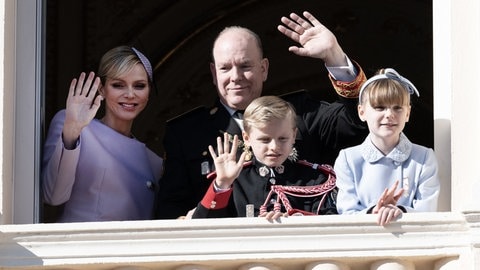 Fürst Albert, Charlène und die beiden Kinder, Jacques und Gabriella, winken am Nationalfeiertag den Fans vom Balkon des Palastes zu. (Foto: picture-alliance / Reportdienste, picture alliance / abaca | Niviere David/ABACAPRESS.COM) Fürst Albert, Charlène und die beiden Kinder, Jacques und Gabriella, winken am Nationalfeiertag den Fans vom Balkon des Palastes zu.