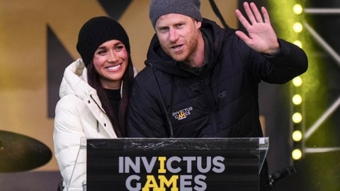 Prinz Harry und seine Frau Meghan sind gut gelaunt bei den Invictus Games in Kanada und winken in die Kamera. (Foto: picture-alliance / Reportdienste, picture alliance / ASSOCIATED PRESS | Darryl Dyck) Prinz Harry und seine Frau Meghan sind gut gelaunt bei den Invictus Games in Kanada und winken in die Kamera.