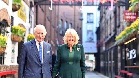 König Charles und Königin Camilla präsentieren sich auf dem "Commercial Court", eine attraktive Einkaufsstraße in Belfast, Nordirland. (Foto: picture-alliance / Reportdienste, picture alliance / empics | Samir Hussein) König Charles und Königin Camilla präsentieren sich auf dem "Commercial Court", eine attraktive Einkaufsstraße in Belfast, Nordirland.