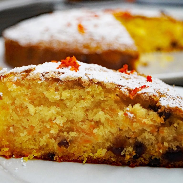 ein Stück trockener Kürbis-Kuchen auf einem weißen Dessert-Teller (Foto: SWR, Sarah Korz)