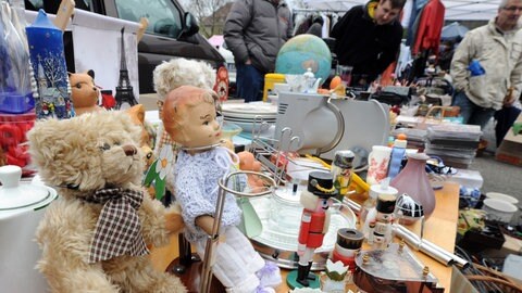 Auf einem Flohmarkt auf dem Messplatz in Karlsruhe wird Trödelware angeboten.  (Foto: dpa Bildfunk, picture alliance / dpa | Uli Deck)