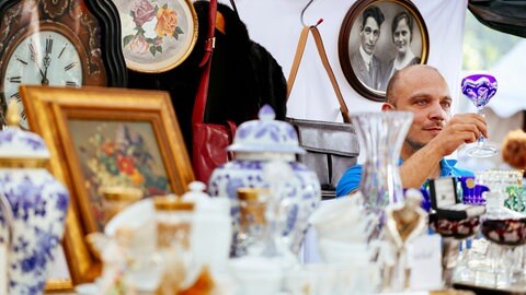 Schnäpchen und Schätze finden auf dem Flohmarkt. (Foto: picture-alliance / Reportdienste, Geisler-Fotopress | Christoph Hardt)