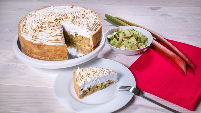 Der Rhabarberkuchen auf einem Mürbteigboden mit einer Haube aus Baiser ist auf dem Kuchentafel eine wahre Pracht. (Foto: SWR, Corinna Holzer)