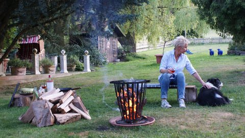 Gartenbeleuchtung: Feuerkorb im Garten zum Beleuchten und Grillen. (Foto: picture-alliance / Reportdienste, picture alliance/vizualeasy | Heinz Jacobi)