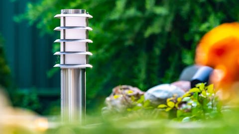 Gartenbeleuchtung: LED-Lampe aus Edelstahl zum Energiesparen im Garten. (Foto: picture-alliance / Reportdienste, picture alliance / Zoonar | DMITRII BRUSKOV)