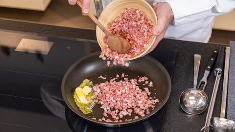Rezept: Für original Spaghetti Carbonara Speck in Butter anbraten. (Foto: SWR, Corinna Holzer)