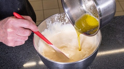 In den Teig für den Biskuit der Erbeertorte wird zuletzt die heiße Butter gerührt. (Foto: SWR, Corinna Holzer) In den Teig für den Biskuit der Erbeertorte wird zuletzt die heiße Butter gerührt.