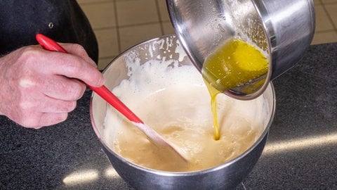 In den Teig für den Biskuit der Erbeertorte wird zuletzt die heiße Butter gerührt. (Foto: SWR, Corinna Holzer)