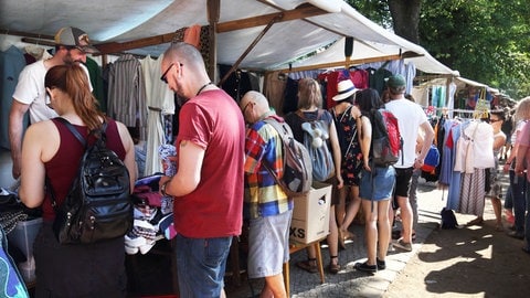 Flohmarkt unter freiem Himmel (Foto: picture-alliance / Reportdienste, dpa | Revierfoto) Flohmarkt unter freiem Himmel