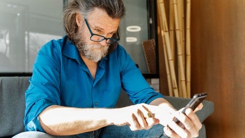 Wer sich ständig vom Handy ablenken lässt, kann sich nicht auf sein Gegenüber konzentrieren. (Foto: IMAGO, Cavan Images) Wer sich ständig vom Handy ablenken lässt, kann sich nicht auf sein Gegenüber konzentrieren.