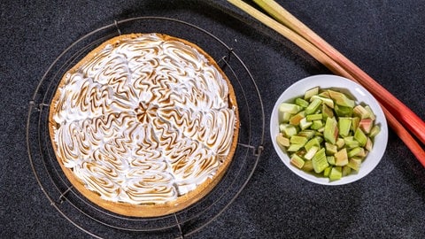 Ein saftiger Rhabarberkuchen mit einer Haube aus Baiser in feinem Mürbteig - so schmeckt der Frühling! (Foto: SWR, Corinna Holzer) Ein saftiger Rhabarberkuchen mit einer Haube aus Baiser in feinem Mürbteig - so schmeckt der Frühling!