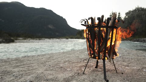 Ein Feuer im Feuerkorb sorgt für Wärme und Gemütlichkeit, aber für die Sicherheit ist einiges zu beachten. (Foto: picture-alliance / Reportdienste, VisualEyze | Nikky) Ein Feuer im Feuerkorb sorgt für Wärme und Gemütlichkeit, aber für die Sicherheit ist einiges zu beachten.