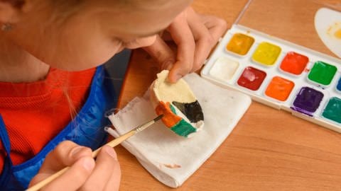 Ein Mädchen bemalt ein Schälchen aus Salzteig: Der Teig – herzustellen nach unserem Rezept – lässt sich wie Modelliermasse bearbeiten, trocknen und bemalen. (Foto: IMAGO, IMAGO / Shotshop) Ein Mädchen bemalt ein Schälchen aus Salzteig: Der Teig – herzustellen nach unserem Rezept – lässt sich wie Modelliermasse bearbeiten, trocknen und bemalen.
