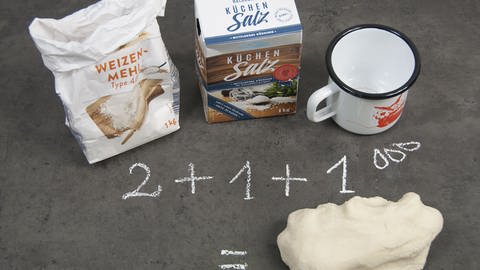 Rezept auf den Tisch gemalt zum Herstellen von Salzteig mit allen Zutaten ringsum. (Foto: Martina Lammel) Rezept auf den Tisch gemalt zum Herstellen von Salzteig mit allen Zutaten ringsum.