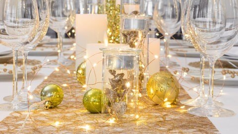 Goldene Weihnachtsdeko mit Tischläufer. (Foto: picture-alliance / Reportdienste, picture alliance / Zoonar | Daulen CANON) Goldene Weihnachtsdeko mit Tischläufer.