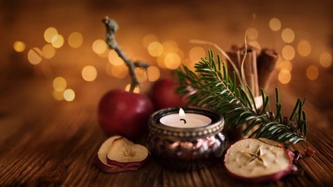 Weihnachtsdeko auch für kleine Tische mit wenig Platz möglich. (Foto: picture-alliance / Reportdienste, picture alliance / Gudrun Krebs/Shotshop | Gudrun Krebs) Weihnachtsdeko auch für kleine Tische mit wenig Platz möglich.