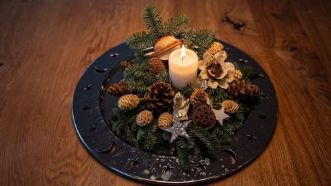 Eine Schale mit Weihnachtsdekoration steht auf einem Tisch. (Foto: picture-alliance / Reportdienste, picture alliance/dpa | Silas Stein) Eine Schale mit Weihnachtsdekoration steht auf einem Tisch.