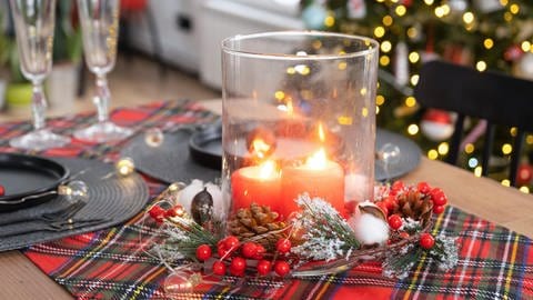 Weihnachtsdeko in Glas auf dem Tisch. (Foto: picture-alliance / Reportdienste, picture alliance / Zoonar | Olga Simonova) Weihnachtsdeko in Glas auf dem Tisch.
