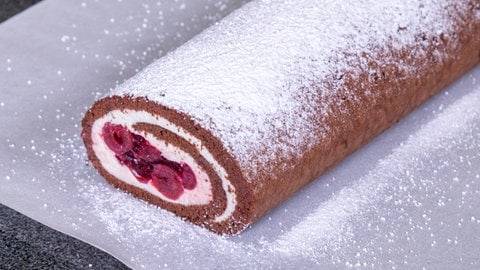 Rezept für Schwarzwälder Kirsch als Rolle: Die ganze Kirschrolle liegt auf einem Backpapier. (Foto: SWR, Corinna Holzer) Rezept für Schwarzwälder Kirsch als Rolle: Die ganze Kirschrolle liegt auf einem Backpapier.