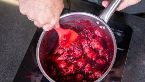 Rezept für Schwarzwälder Kirsch als Rolle: Die Kirschen werden mit Zucker und Kirschsaft augekocht. (Foto: SWR, Corinna Holzer) Rezept für Schwarzwälder Kirsch als Rolle: Die Kirschen werden mit Zucker und Kirschsaft augekocht.