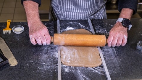Nikolausstiefel backen: Der Teig wird mit einem Nudelholz ausgerollt. (Foto: SWR, Corinna Holzer) Nikolausstiefel backen: Der Teig wird mit einem Nudelholz ausgerollt.