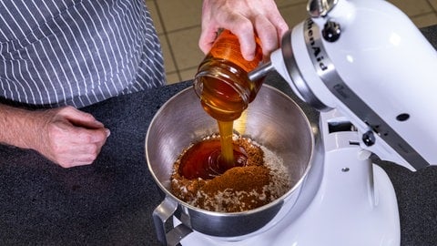 Nikolausstiefel backen: Die verschiedenene Mehle und der Honig wird vermengt. (Foto: SWR, Corinna Holzer) Nikolausstiefel backen: Die verschiedenene Mehle und der Honig wird vermengt.