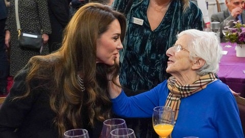 London, Vereinigtes Königreich. Kate Middleton, die Prinzessin von Wales, mit der Holocaust-Überlebenden Yvonne Bernstein bei einer Veranstaltung in London zum Gedenken an den Holocaust-Gedenktag und an den 80. Jahrestags der Befreiung von Auschwitz. (Foto: IMAGO, IMAGO / i Images) London, Vereinigtes Königreich. Kate Middleton, die Prinzessin von Wales, mit der Holocaust-Überlebenden Yvonne Bernstein bei einer Veranstaltung in London zum Gedenken an den Holocaust-Gedenktag und an den 80. Jahrestags der Befreiung von Auschwitz.