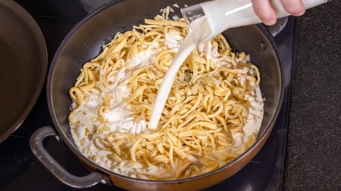 Spätzle in einer Pfanne, die mit Sahne übergossen werden. (Foto: SWR, Corinna Holzer) Spätzle in einer Pfanne, die mit Sahne übergossen werden.