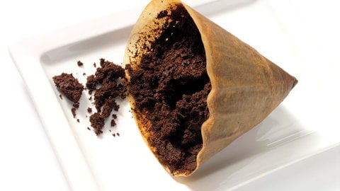 Filtertüte mit Kaffeesatz, den man im Garten verwenden kann (Foto: picture-alliance / Reportdienste, picture alliance / imageBROKER | Creativ Studio Heinemann) Filtertüte mit Kaffeesatz, den man im Garten verwenden kann