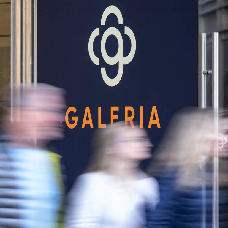 Kunden verlassen die Filiale von Galeria an der Hauptwache in Frankfurt. Warenhauskonzern Galeria Karstadt Kaufhof will bundesweit zahlreiche Filialen schließen.